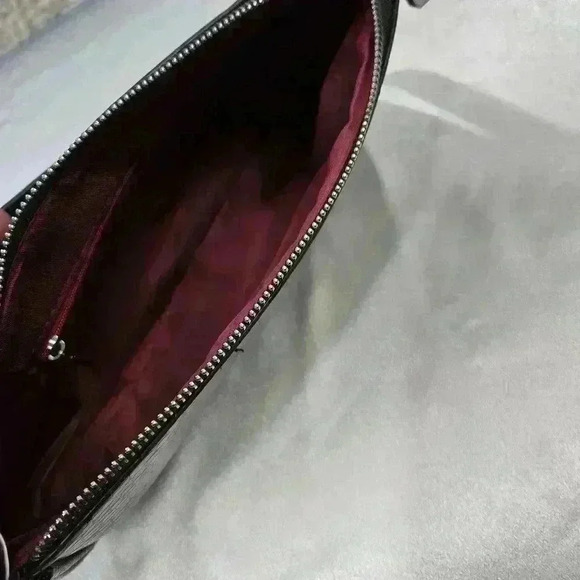 NEW elegant Black Croc-Embossed Shoulder Bag with Chain Detail - Picture 6 of 7